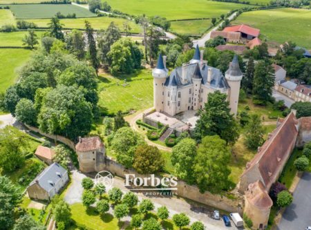 Centre of France – 15th century Fortified Chateau - 18877CL