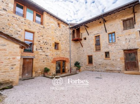 BEAUJOLAIS – PIERRES DOREES – Renovated 11th century castle and its outbuildings – 485 m² - 4751LY