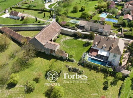 ALLIER, CHARROUX LUXUEUSE MAISON DE MAITRE XVIIIème RENOVEE, PISCINE ET DEPENDANCES TERRAIN DE 7500m² - 20712AU