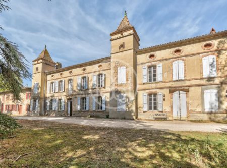 LOVELY 18TH-CENTURY CHATEAU WITH OUTBUILDINGS - 8882TS