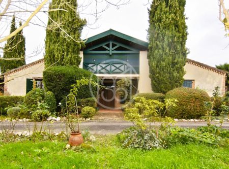 CHARMING PROPERTY WITH A SWIMMING POOL - 9097TS