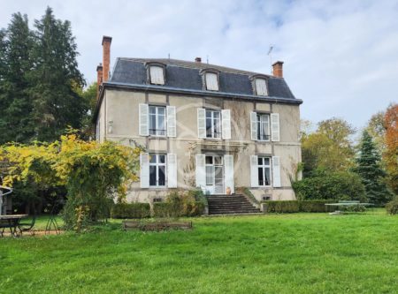 PUY DE DOME, A 35KM DE CLERMONT-FERRAND MANOIR XVIIIème DE 400M² EN TRES BON ETAT SUR TERRAIN DE 1.5HA AVEC MARE, PISCINE ET DEPENDANCES - 20997AU