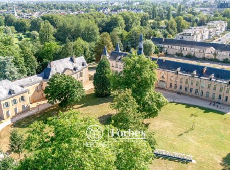 BEL APPARTEMENT T4- 155m² DANS UN CHATEAU MH - 20909CL