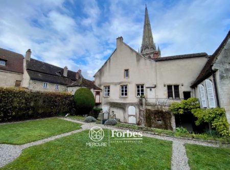 Maison canoniale du XVe siècle avec jardin et  vue directe sur la cathédrale d’Autun - 1684VA