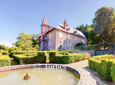 Castle dating back to the 15th century, rebuilt in the 19th century, approx. 1.8 hectares of parklands - 1720EL