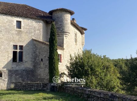 UN CHATEAU FORTIFIE ET UNE CHAPELLE DANS  LES COULOIRS DU TEMPS PROCHE D’AGEN - 901024bx