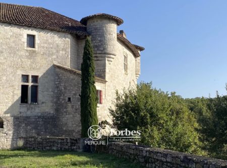 Southwest of France, near Agen – a fortified chateau and chapel - 901024bx