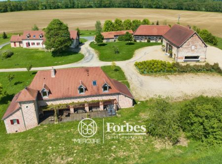 ALLIER, MOULINS DOMAINE AVEC TROIS MAISONS ET DEPENDANCES, RENOVE ET AMENAGE POUR EVENEMENTIEL. TERRAIN DE 16.2ha - 20774AU