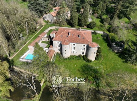 CHATEAU XVe-XIXe de 860 m² avec DEPENDANCES sur 9,35 HA - 9892PO