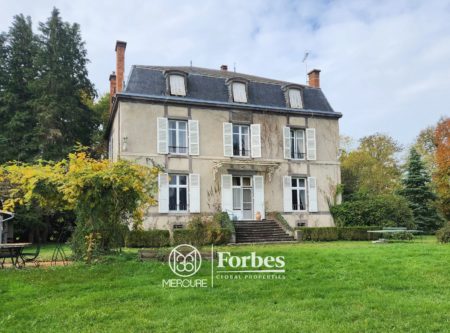 PUY DE DOME, 35KM FROM CLERMONT-FERRAND XVIIIth CENTURY MANOR OF 400 SQM IN VERY GOOD CONDITION ON 1.5HA LAND WITH POND, SWIMMING POOL AND OUTBUILDINGS - 20997AU