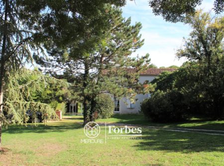 CHARACTER HOUSE NEAR LA ROCHELLE - 9795PO