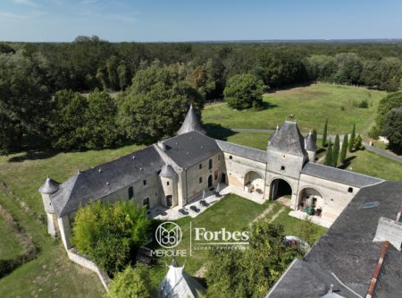 14th – 17th C. LISTED FORTRESS of 575 m² - 9777PO