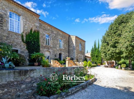 South of France – elegant manor house and outbuildings restored from the 18-th century – 3,5ha - 19548LR