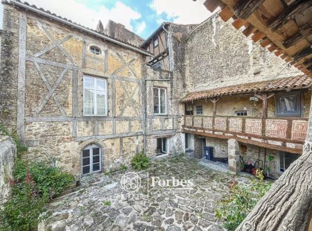 MAISON MEDIEVALE AVEC COUR INTERIEURE - 10073PO