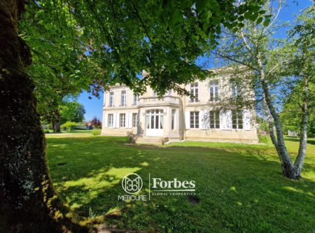 SOUTH GIRONDE – ELEGANT MANSION WITH PARK IN THE HEART OF A VILLAGE - 900737bx