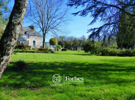 Près de Pontivy, Propriété en pierres avec piscine sur parc paysagé - 20775BR