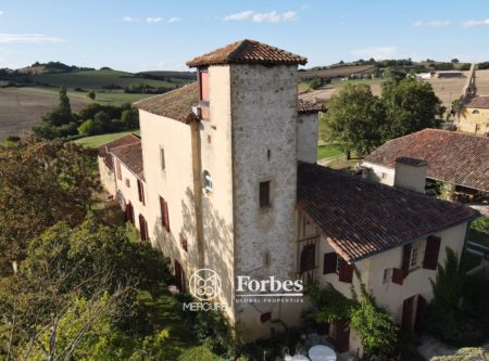 BEAUTIFUL CHATEAU WITH OUTBUILDINGS - 8941TS