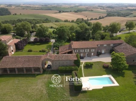 CHATEAU – 2HA – POOL – OUTBUILDINGS – STABLES - 8866TS