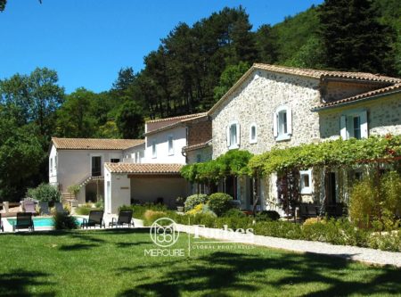 Belle propriété sur 21 ha de nature majestueuse dans la haute vallée de l’Aude, offrant une grande capacité d’accueil - 9095TS