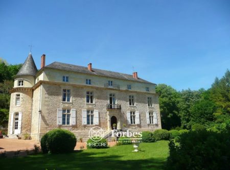 18TH CENTURY CHATEAU NEAR PERIGUEUX - 901012bx