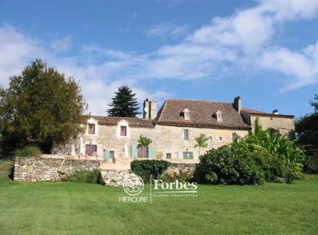 SAINT EMILION – 17TH CENTURY FORTIFIED HOUSE WITH GITES AND SWIMMING POOL - 901035bx