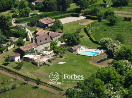 SAINT EMILION – 17TH CENTURY FORTIFIED HOUSE WITH GITES AND SWIMMING POOL - 901035bx